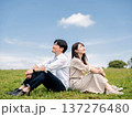 芝生に座るカップル 137276480