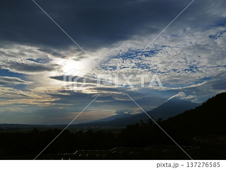 夕方、雲の切れ間から太陽の光が磐梯山と猪苗代湖に差す。山のシルエットと光と雲が印象的で綺麗だ。 夕方、雲の切れ間から太陽の光が磐梯山と猪苗代湖に差す。山のシルエットと光と雲が印象的で綺麗だ。 137276585