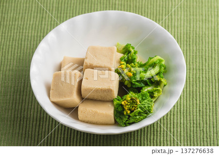 高野豆腐と菜の花の煮物 高野豆腐と菜の花の煮物 137276638