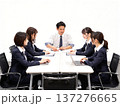 会議するビジネスマン 137276665