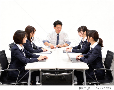 会議するビジネスマン 137276665