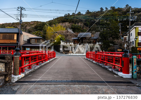 修善寺夜明け　虎渓橋と修善寺【静岡県伊豆市】 137276830