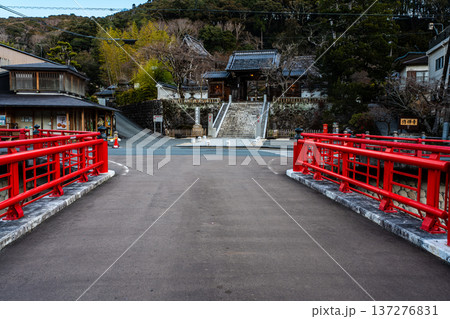 修善寺夜明け　虎渓橋と修善寺【静岡県伊豆市】 137276831