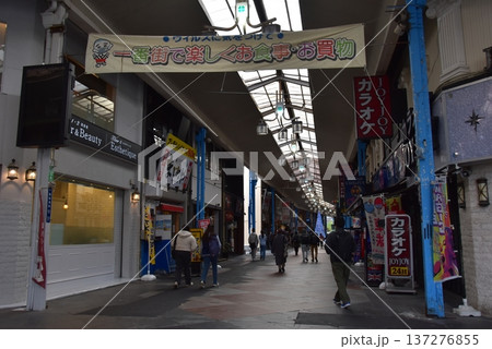 三重県　四日市のアーケード商店街（一番街商店街） 137276855