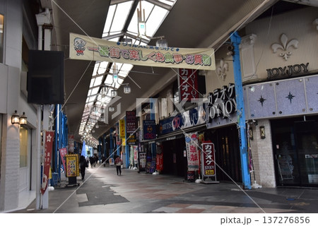 三重県　四日市のアーケード商店街（一番街商店街） 137276856