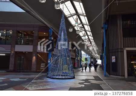 三重県　四日市のアーケード商店街（一番街商店街） 137276858