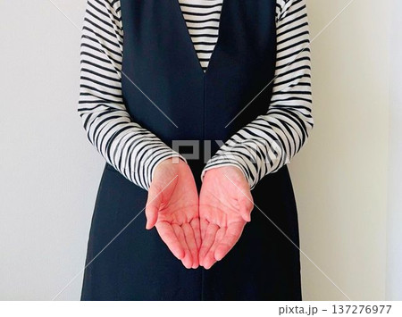 どうぞと両手を差し出す女性 137276977
