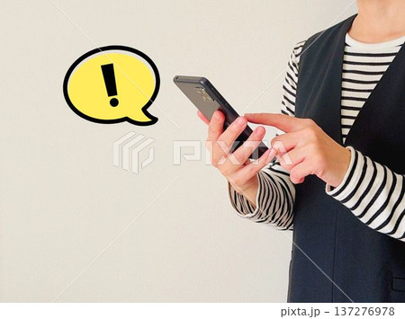 スマホを操作する女性+びっくりマーク スマホを操作する女性+びっくりマーク 137276978