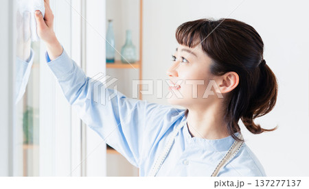 窓拭きをする女性 窓拭きをする女性 137277137