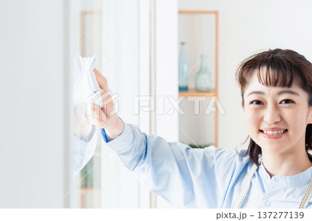 窓拭きをする女性 137277139