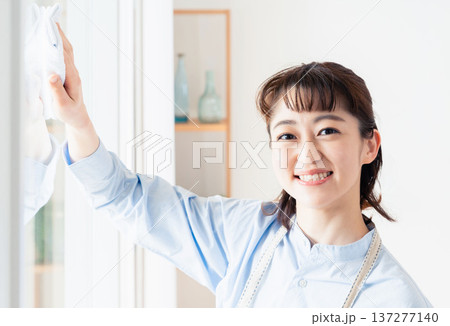窓拭きをする女性 窓拭きをする女性 137277140