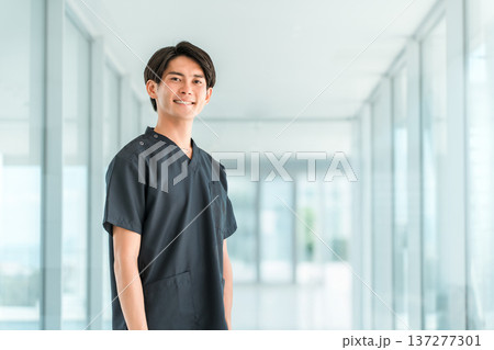 スクラブを着た医師,看護師,介護士,救急医の若いアジア人男性 137277301