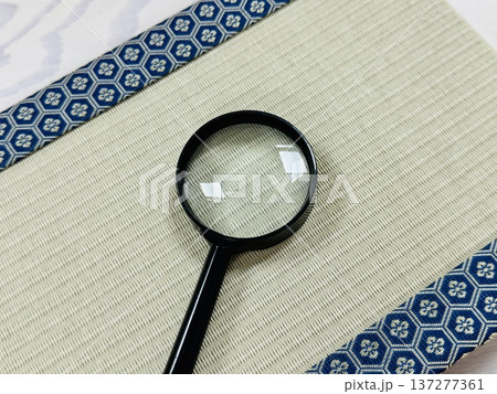 たたみの上に虫眼鏡 137277361