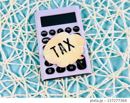 TAXの文字と電卓 137277368