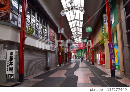 三重県 四日市のアーケード商店街(表参道スワ栄商店街) 三重県 四日市のアーケード商店街(表参道スワ栄商店街) 137277449