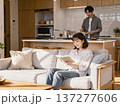 リビングでくつろぐ夫婦 137277606