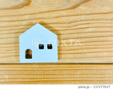 木目調のテーブルの上の白い家 木目調のテーブルの上の白い家 137277637