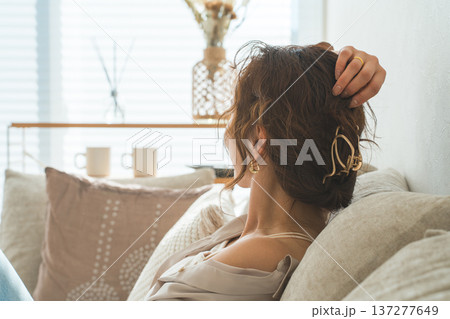 リビングのソファでリラックスするおしゃれな主婦のアジア人女性 リビングのソファでリラックスするおしゃれな主婦のアジア人女性 137277649