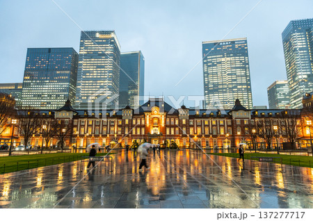 雨の夜の東京駅 雨の夜の東京駅 137277717