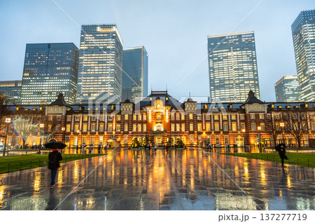 雨の夜の東京駅 137277719