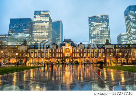 雨の夜の東京駅 137277730