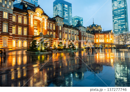 雨の夜の東京駅 137277746