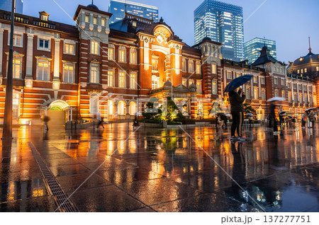 雨の夜の東京駅 137277751