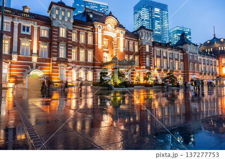 雨の夜の東京駅 137277753