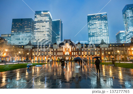雨の夜の東京駅 雨の夜の東京駅 137277765