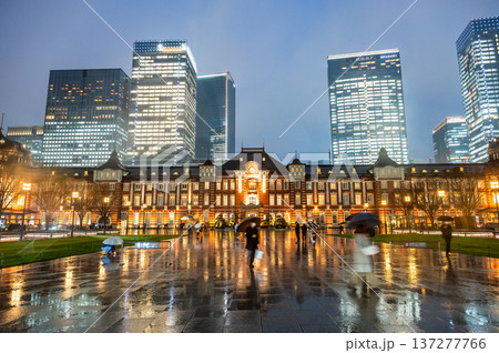 雨の夜の東京駅 雨の夜の東京駅 137277766