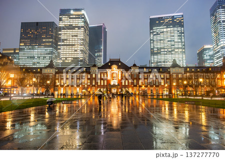 雨の夜の東京駅 137277770