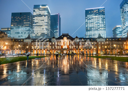 雨の夜の東京駅 雨の夜の東京駅 137277771