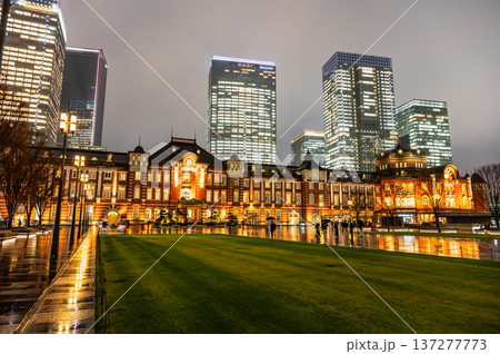 雨の夜の東京駅 137277773