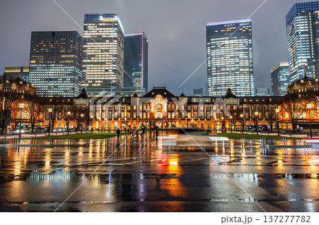 雨の夜の東京駅 137277782
