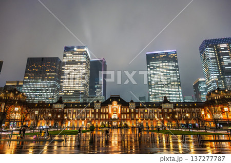 雨の夜の東京駅 雨の夜の東京駅 137277787
