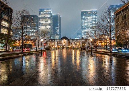 雨の夜の東京 137277828