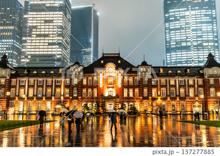 雨の夜の東京 137277885