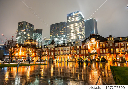 雨の夜の東京 137277890