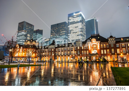 雨の夜の東京 137277891