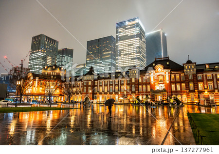 雨の夜の東京駅 雨の夜の東京駅 137277961