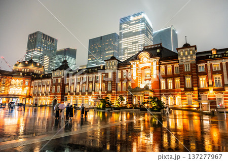 雨の夜の東京駅 雨の夜の東京駅 137277967