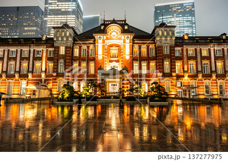 雨の夜の東京駅 雨の夜の東京駅 137277975