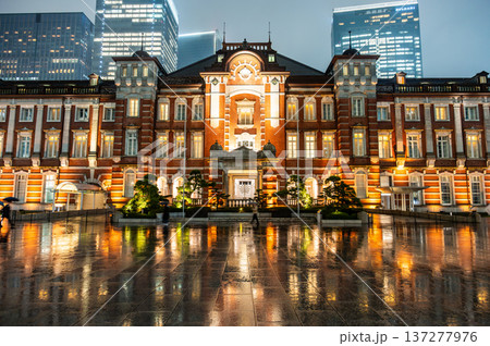 雨の夜の東京駅 雨の夜の東京駅 137277976