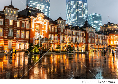 雨の夜の東京駅 137277983