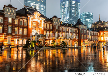 雨の夜の東京駅 137277984