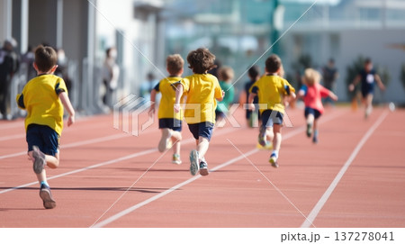 運動会の徒競走で走る子どもたちの背中 137278041