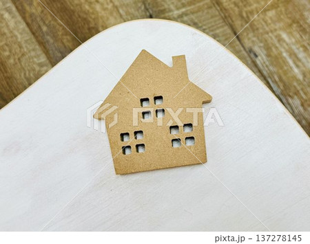 テーブルの上の茶色い家のオブジェ 137278145