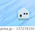 白い家とブルー背景 137278150