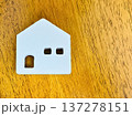 木目調の机の上の白い家のオブジェ 137278151