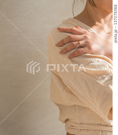 ヨガでセルフハグのポーズをする女性（メンタルケア,自己肯定感) 137278368